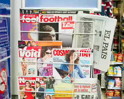 CK12RW52_046 France football, Voici, Cosmopolitan, le Canard Enchainé, en évidence au kiosque.